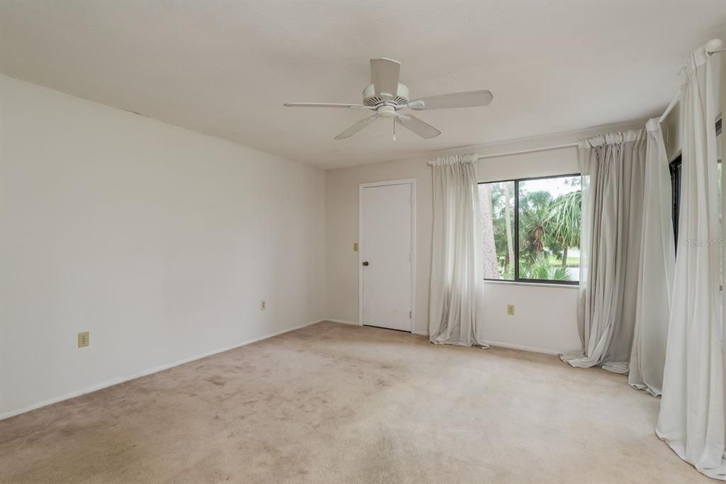 合同活跃: $169,900 (2 贝兹, 2 浴室, 1094 平方英尺)