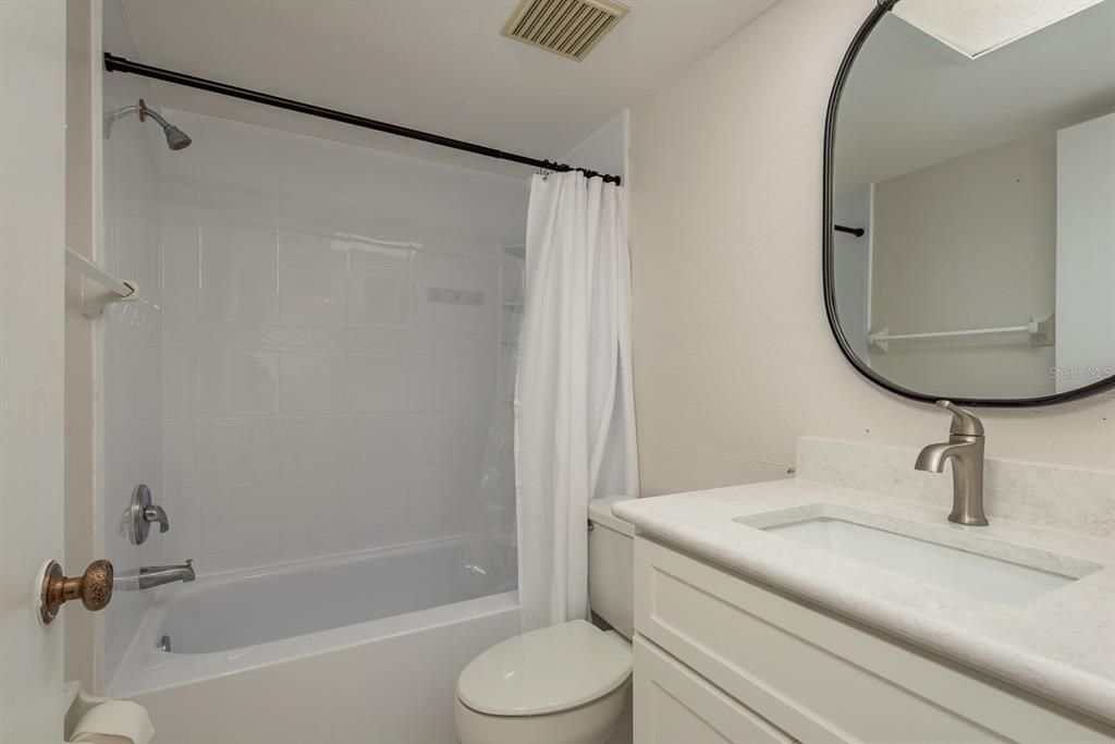 合同活跃: $169,900 (2 贝兹, 2 浴室, 1094 平方英尺)