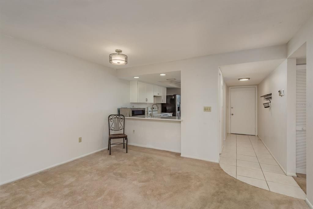 合同活跃: $169,900 (2 贝兹, 2 浴室, 1094 平方英尺)