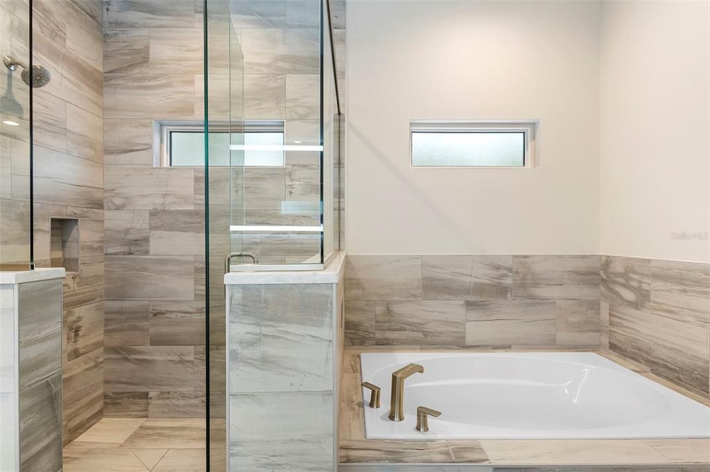 En Venta: $505,900 (4 camas, 2 baños, 1976 Pies cuadrados)