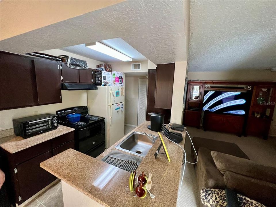 Под контрактом: $168,900 (1 спален, 1 ванн, 754 Квадратных фут)