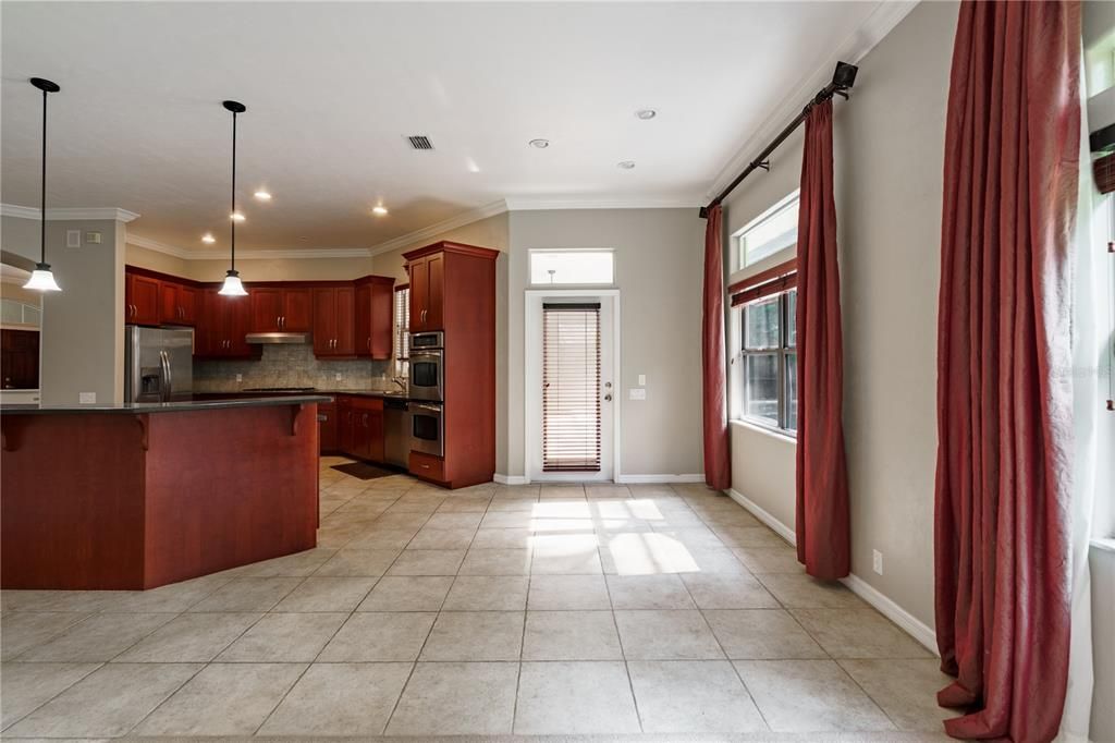 Activo con contrato: $704,999 (4 camas, 3 baños, 3159 Pies cuadrados)