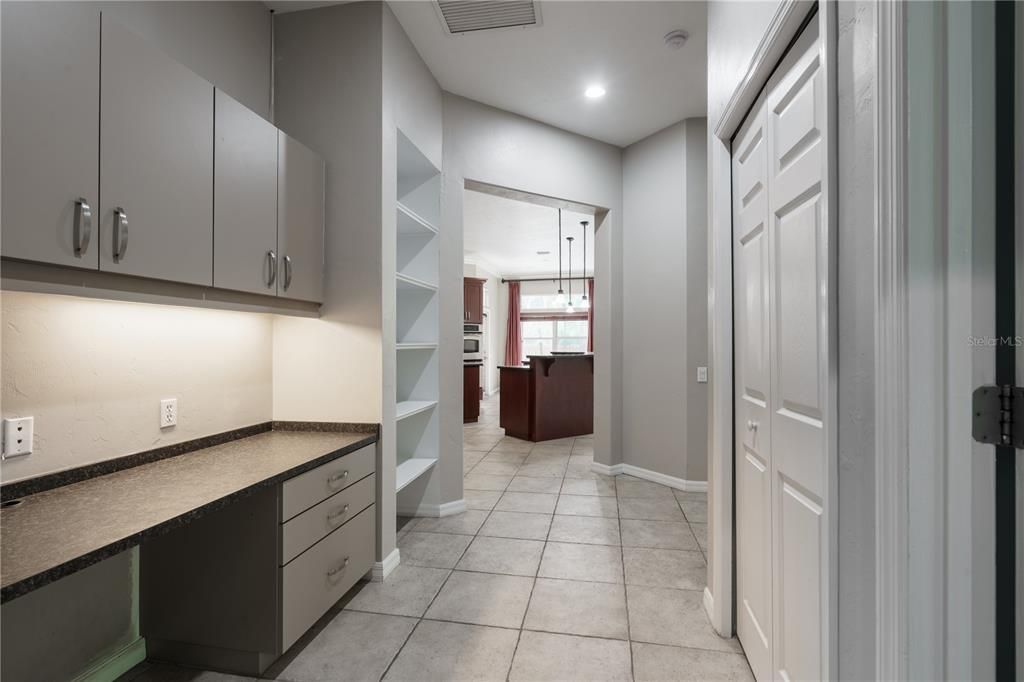 Activo con contrato: $704,999 (4 camas, 3 baños, 3159 Pies cuadrados)