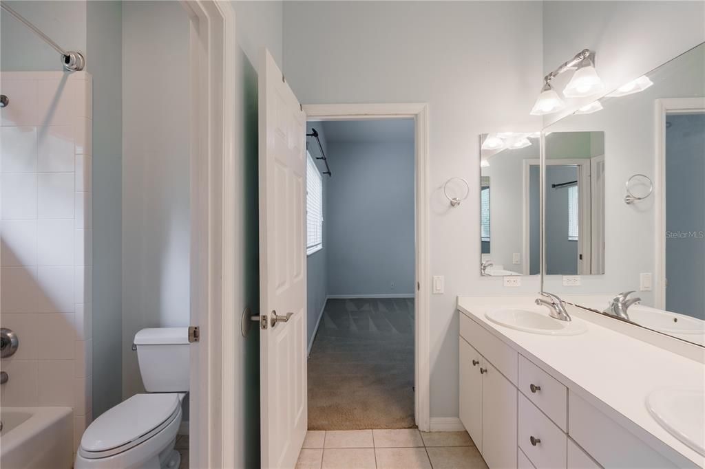 Activo con contrato: $704,999 (4 camas, 3 baños, 3159 Pies cuadrados)