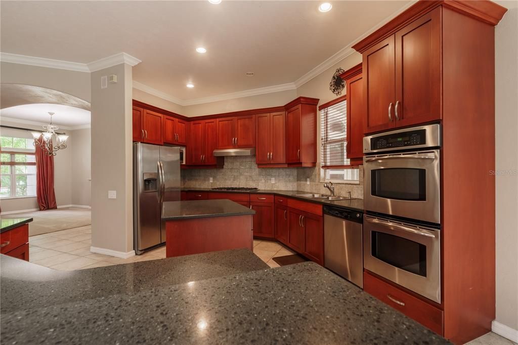 Activo con contrato: $704,999 (4 camas, 3 baños, 3159 Pies cuadrados)