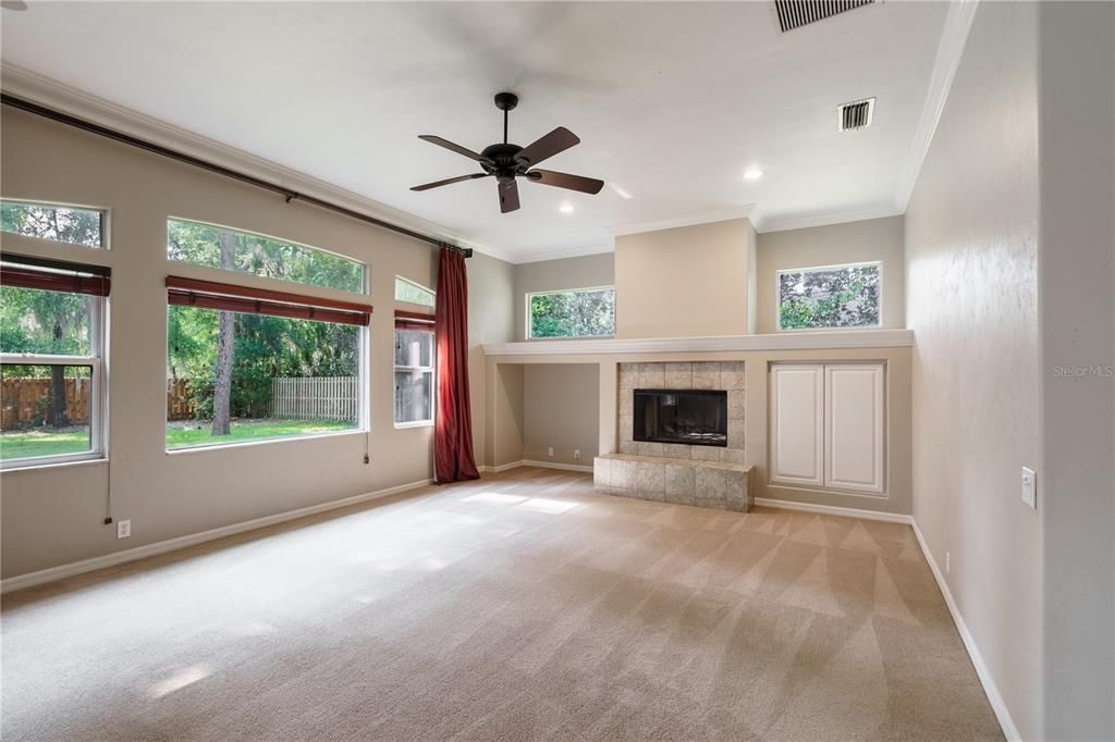 Activo con contrato: $704,999 (4 camas, 3 baños, 3159 Pies cuadrados)