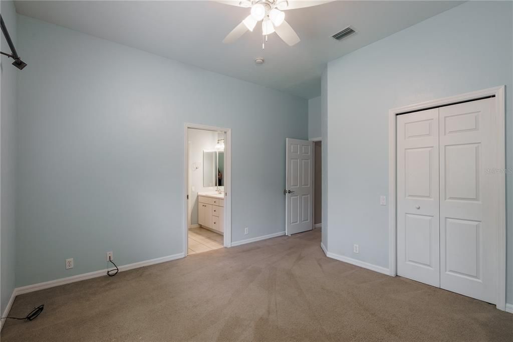 Activo con contrato: $704,999 (4 camas, 3 baños, 3159 Pies cuadrados)