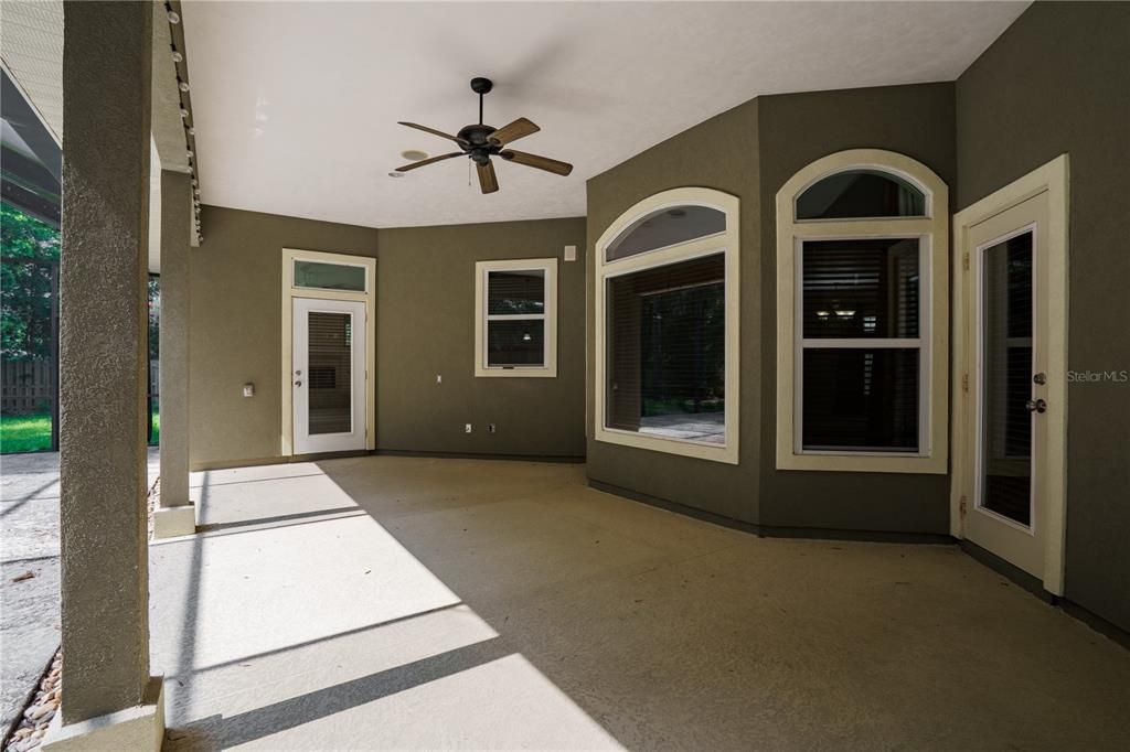 Activo con contrato: $704,999 (4 camas, 3 baños, 3159 Pies cuadrados)