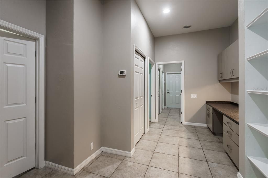 Activo con contrato: $704,999 (4 camas, 3 baños, 3159 Pies cuadrados)