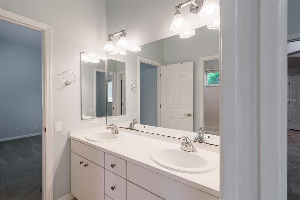 Activo con contrato: $704,999 (4 camas, 3 baños, 3159 Pies cuadrados)