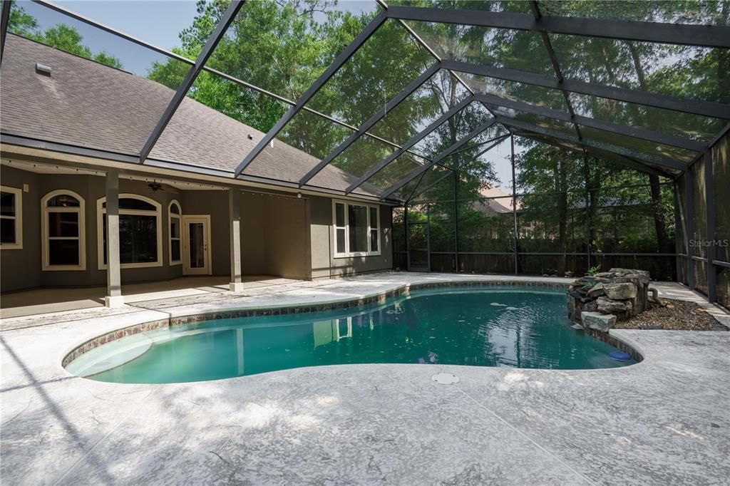 Activo con contrato: $704,999 (4 camas, 3 baños, 3159 Pies cuadrados)