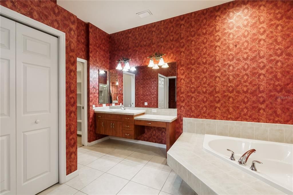 Activo con contrato: $704,999 (4 camas, 3 baños, 3159 Pies cuadrados)