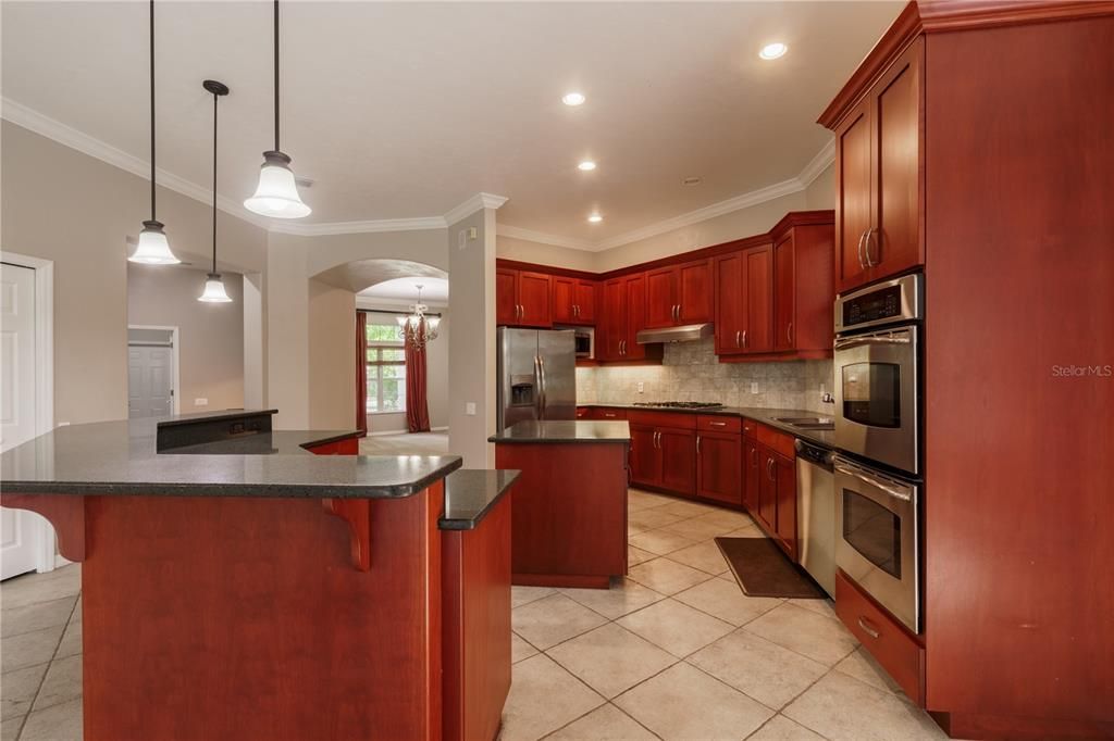 Activo con contrato: $704,999 (4 camas, 3 baños, 3159 Pies cuadrados)