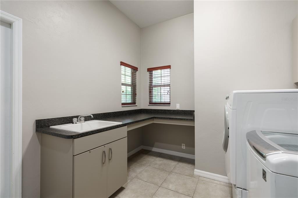 Activo con contrato: $704,999 (4 camas, 3 baños, 3159 Pies cuadrados)