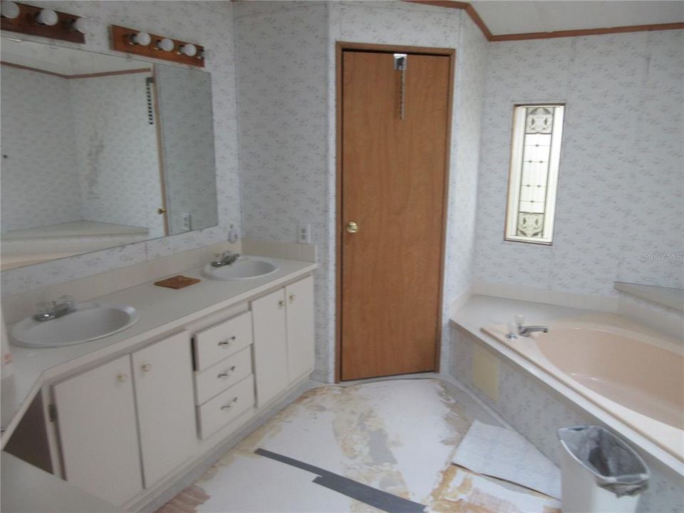 Active With Contract: $124,900 (3 beds, 2 baths, 1880 Square Feet)