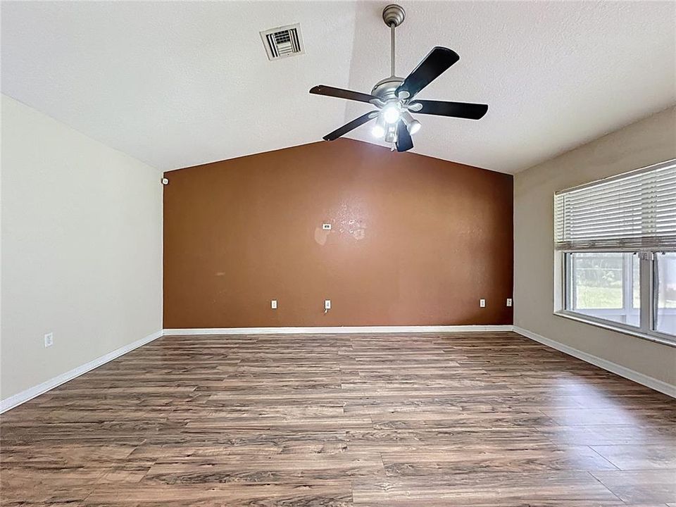 合同活跃: $1,600 (3 贝兹, 2 浴室, 1223 平方英尺)