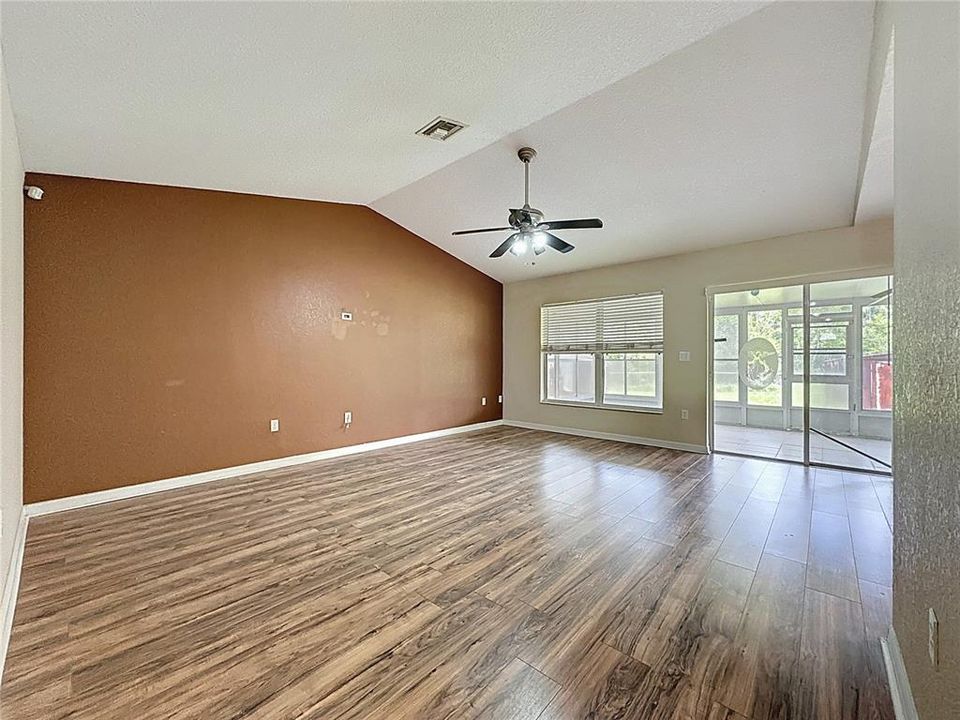 合同活跃: $1,600 (3 贝兹, 2 浴室, 1223 平方英尺)