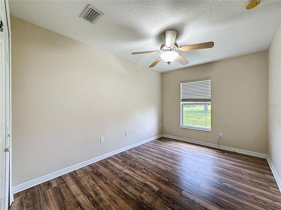 合同活跃: $1,600 (3 贝兹, 2 浴室, 1223 平方英尺)