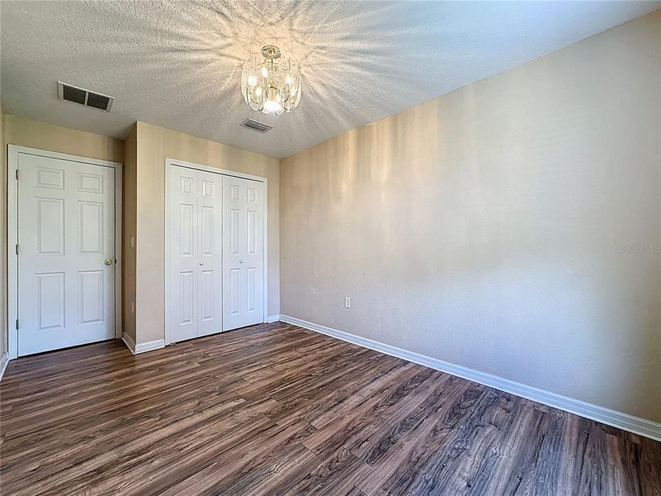 合同活跃: $1,600 (3 贝兹, 2 浴室, 1223 平方英尺)