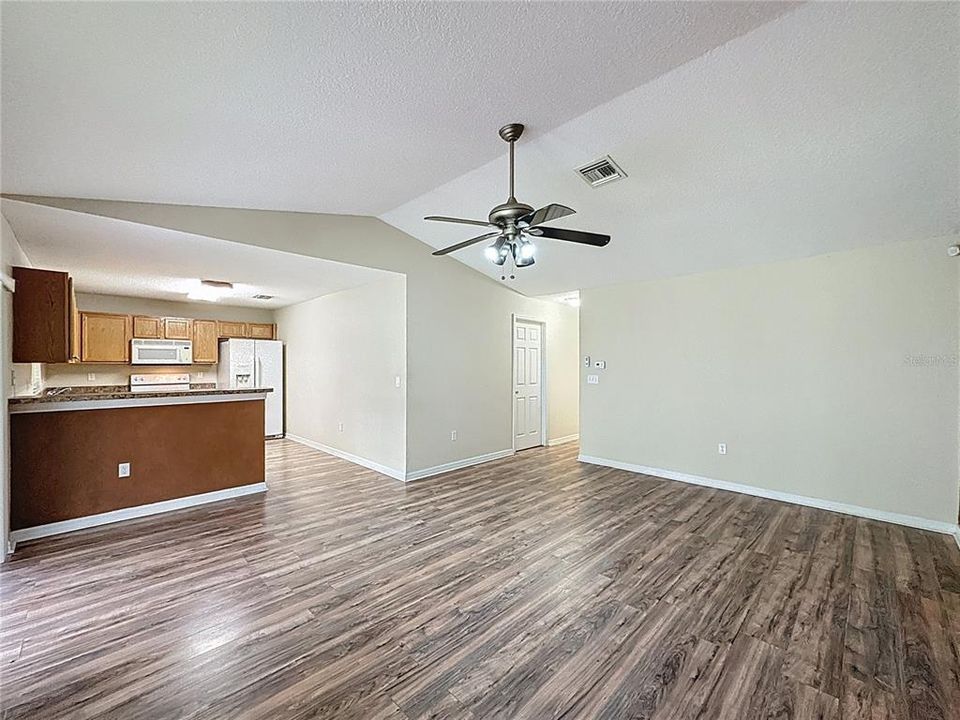 合同活跃: $1,600 (3 贝兹, 2 浴室, 1223 平方英尺)