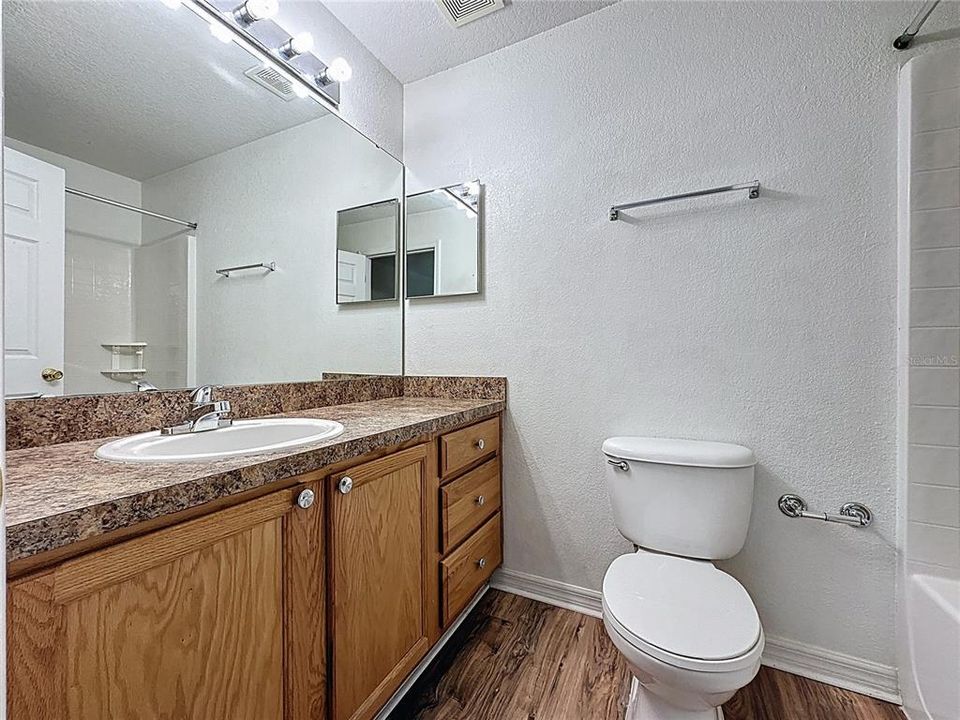 合同活跃: $1,600 (3 贝兹, 2 浴室, 1223 平方英尺)