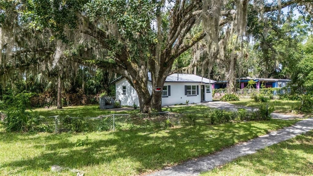 Active With Contract: $160,000 (2 beds, 1 baths, 840 Square Feet)