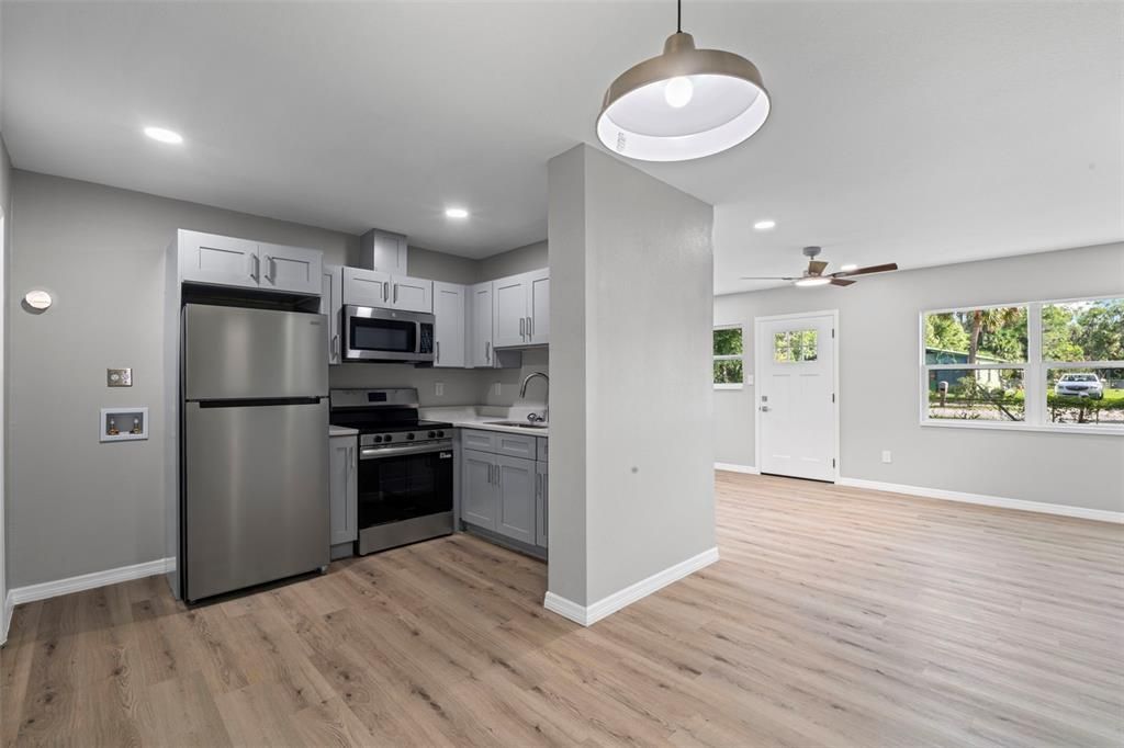 Active With Contract: $160,000 (2 beds, 1 baths, 840 Square Feet)