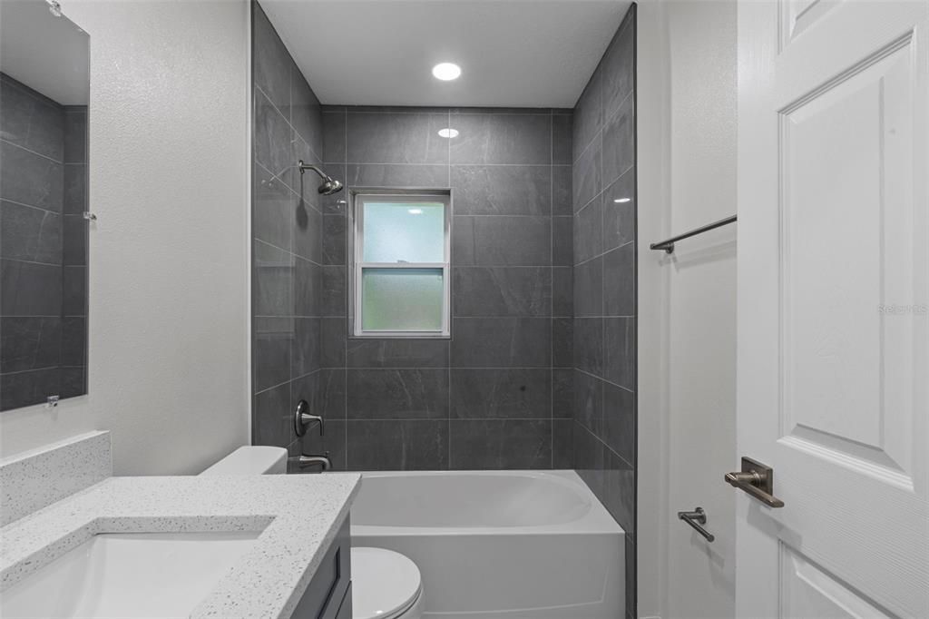 Active With Contract: $160,000 (2 beds, 1 baths, 840 Square Feet)