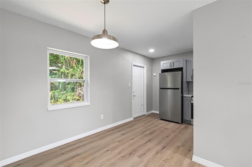 Active With Contract: $160,000 (2 beds, 1 baths, 840 Square Feet)