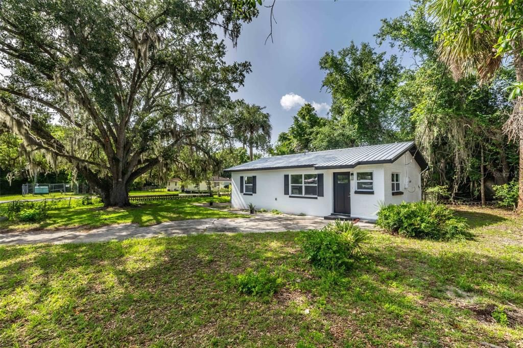 Active With Contract: $160,000 (2 beds, 1 baths, 840 Square Feet)