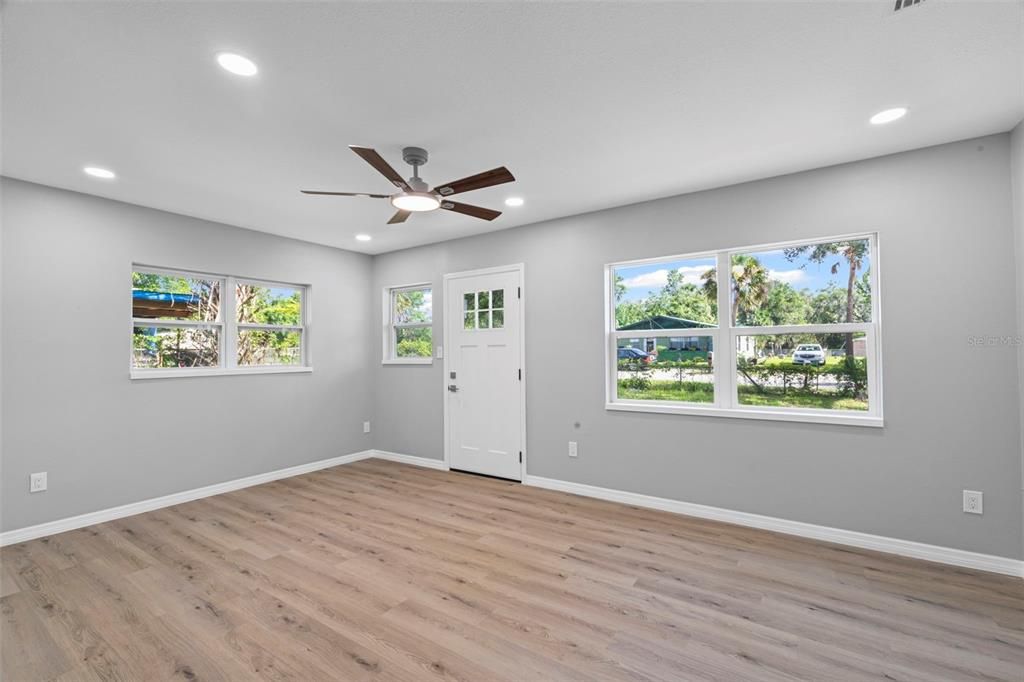 Active With Contract: $160,000 (2 beds, 1 baths, 840 Square Feet)