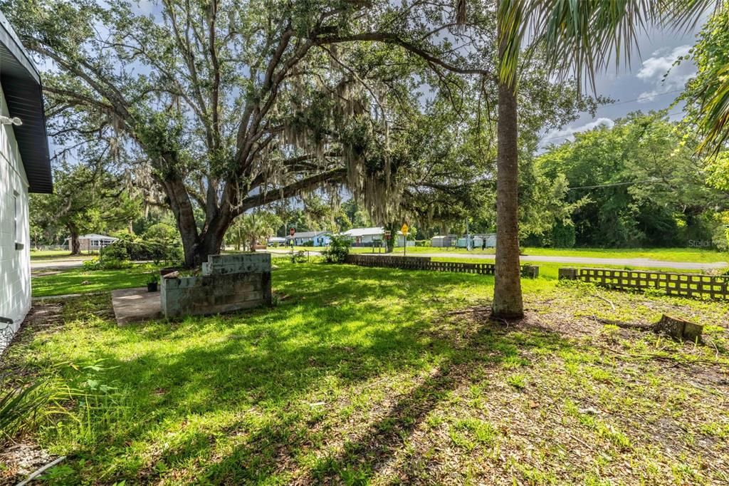 Active With Contract: $160,000 (2 beds, 1 baths, 840 Square Feet)