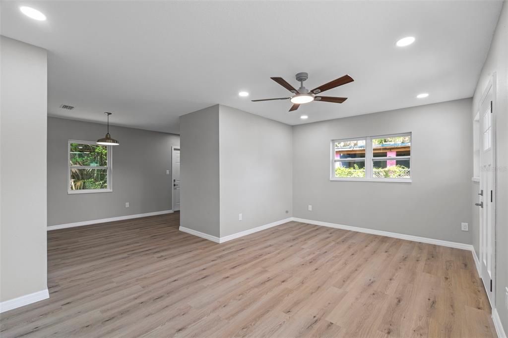 Active With Contract: $160,000 (2 beds, 1 baths, 840 Square Feet)