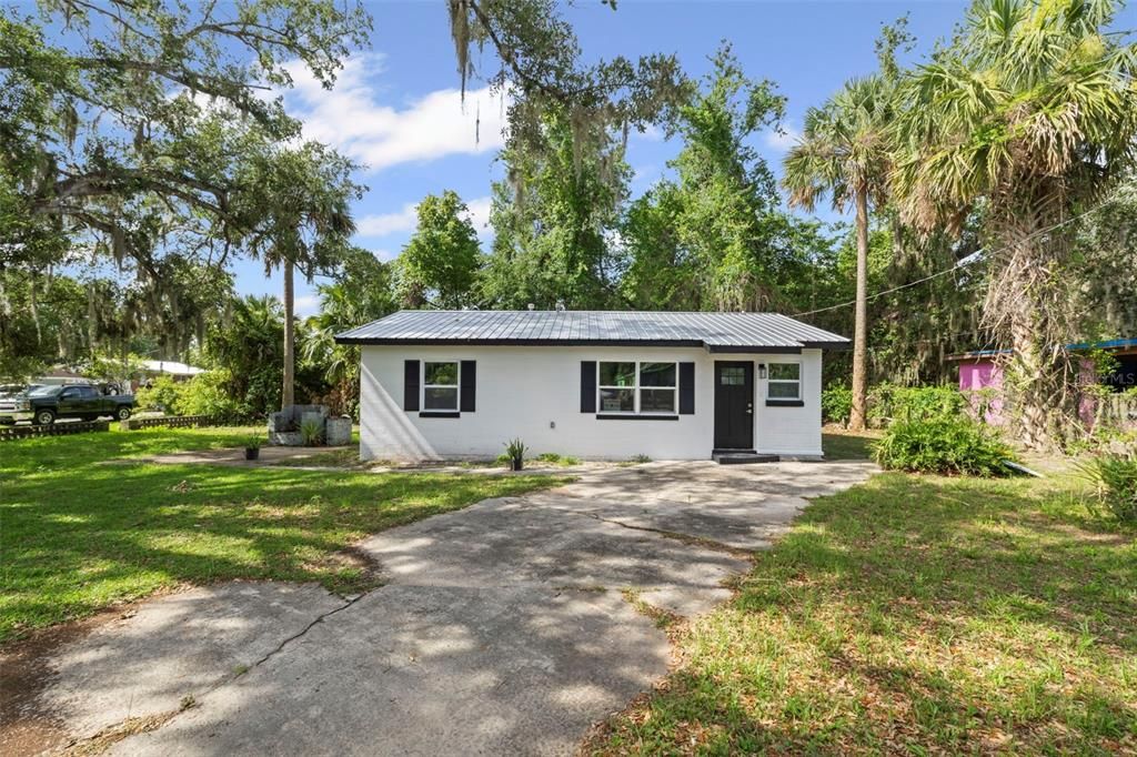 Active With Contract: $160,000 (2 beds, 1 baths, 840 Square Feet)