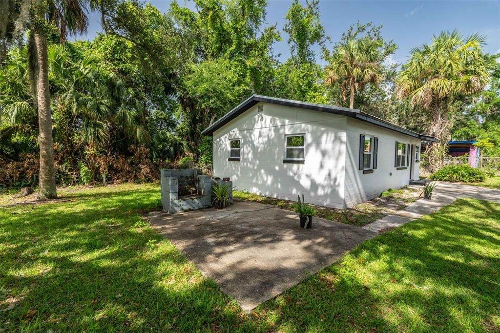 Active With Contract: $160,000 (2 beds, 1 baths, 840 Square Feet)