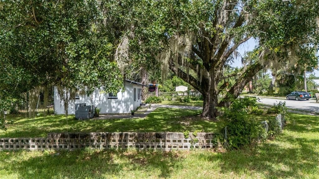 Active With Contract: $160,000 (2 beds, 1 baths, 840 Square Feet)