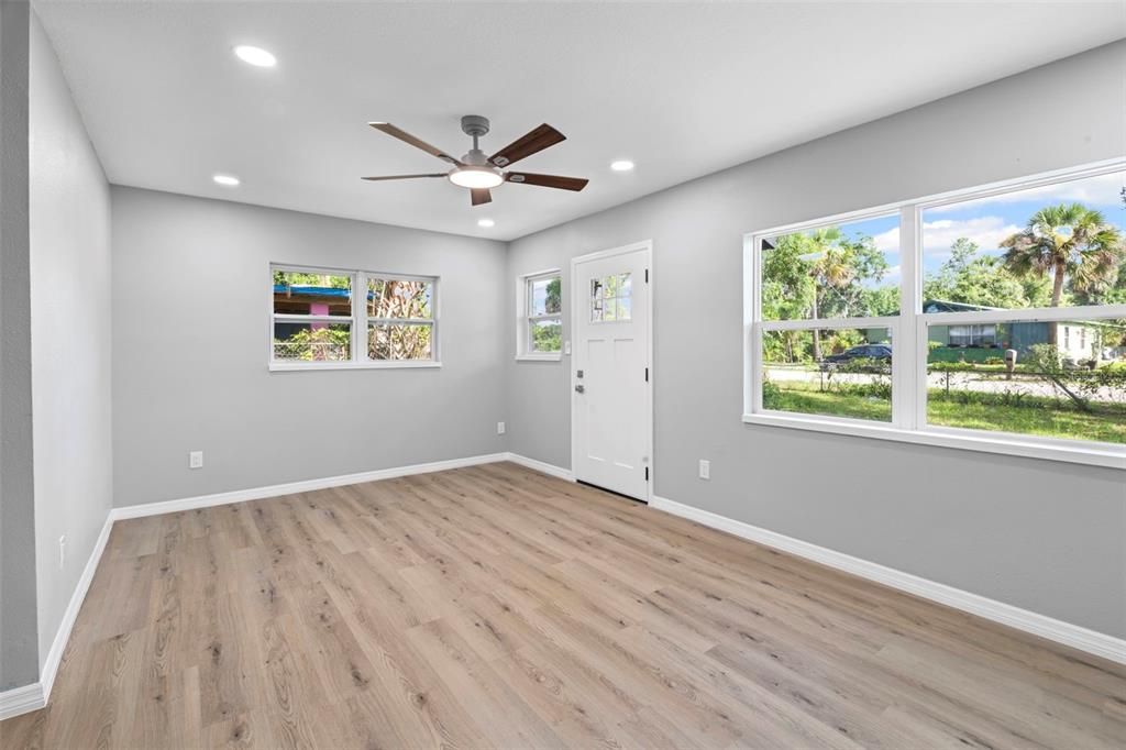 Active With Contract: $160,000 (2 beds, 1 baths, 840 Square Feet)