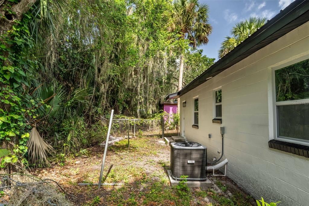 Active With Contract: $160,000 (2 beds, 1 baths, 840 Square Feet)