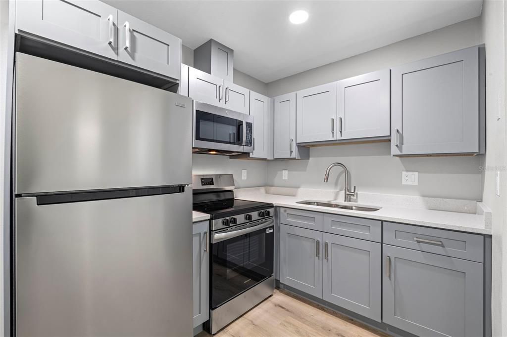 Active With Contract: $160,000 (2 beds, 1 baths, 840 Square Feet)
