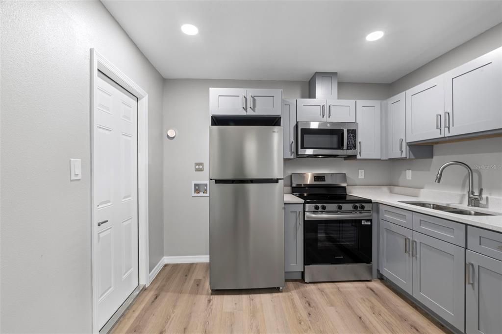 Active With Contract: $160,000 (2 beds, 1 baths, 840 Square Feet)