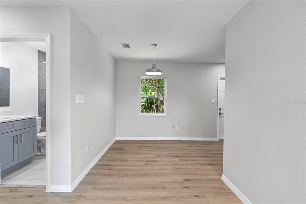 Active With Contract: $160,000 (2 beds, 1 baths, 840 Square Feet)