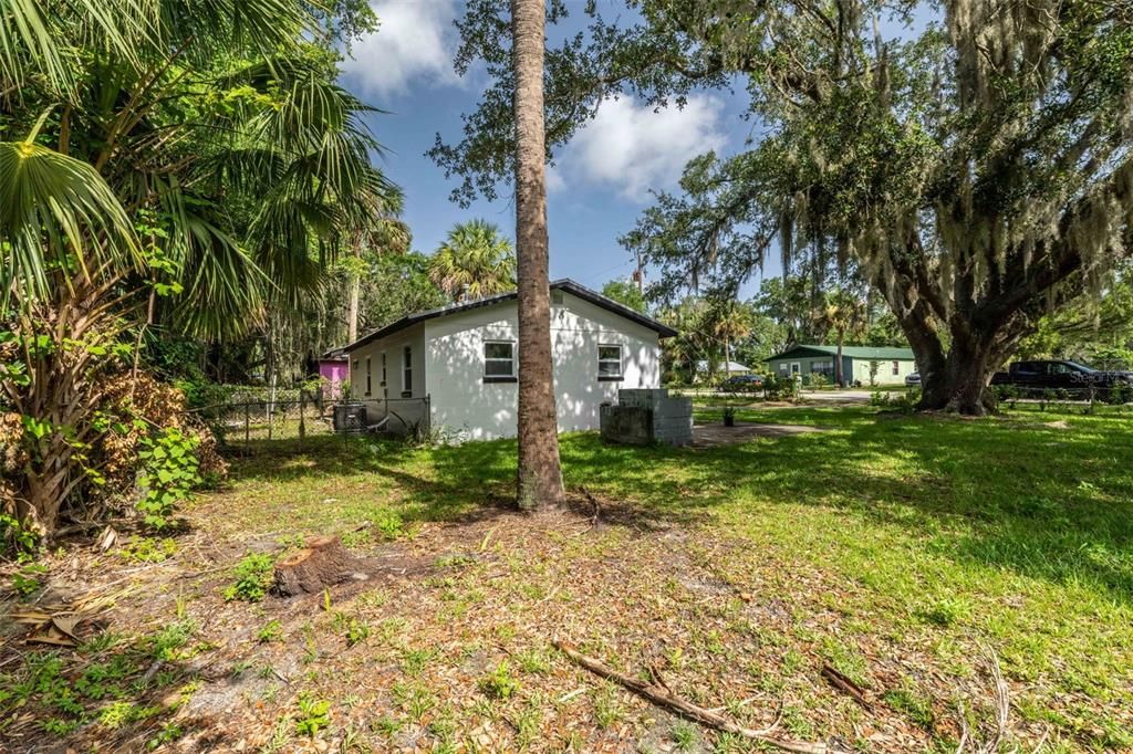 Active With Contract: $160,000 (2 beds, 1 baths, 840 Square Feet)