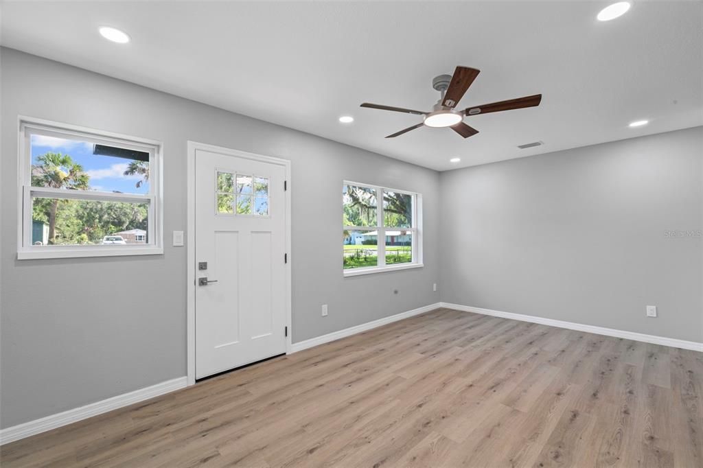 Active With Contract: $160,000 (2 beds, 1 baths, 840 Square Feet)