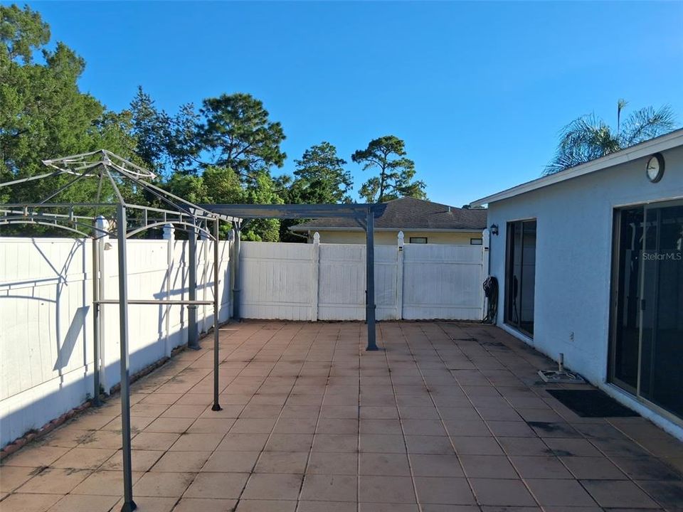 Active With Contract: $200,000 (2 beds, 2 baths, 1159 Square Feet)