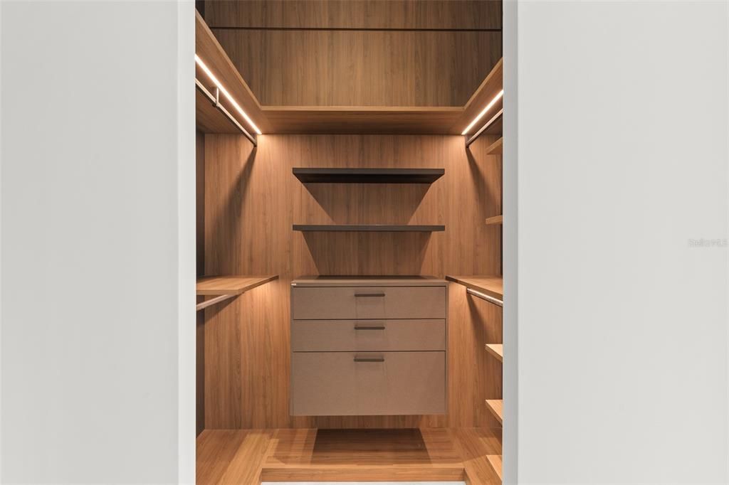 For Sale: $4,849,000 (5 beds, 6 baths, 6407 Square Feet)