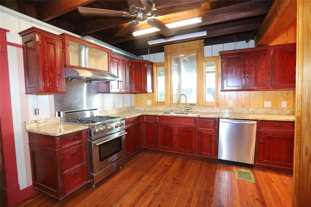 For Sale: $760,000 (2 beds, 1 baths, 1506 Square Feet)