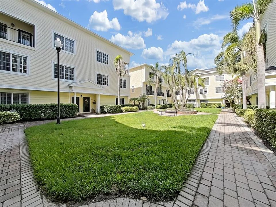 Под контрактом: $345,000 (3 спален, 3 ванн, 1961 Квадратных фут)