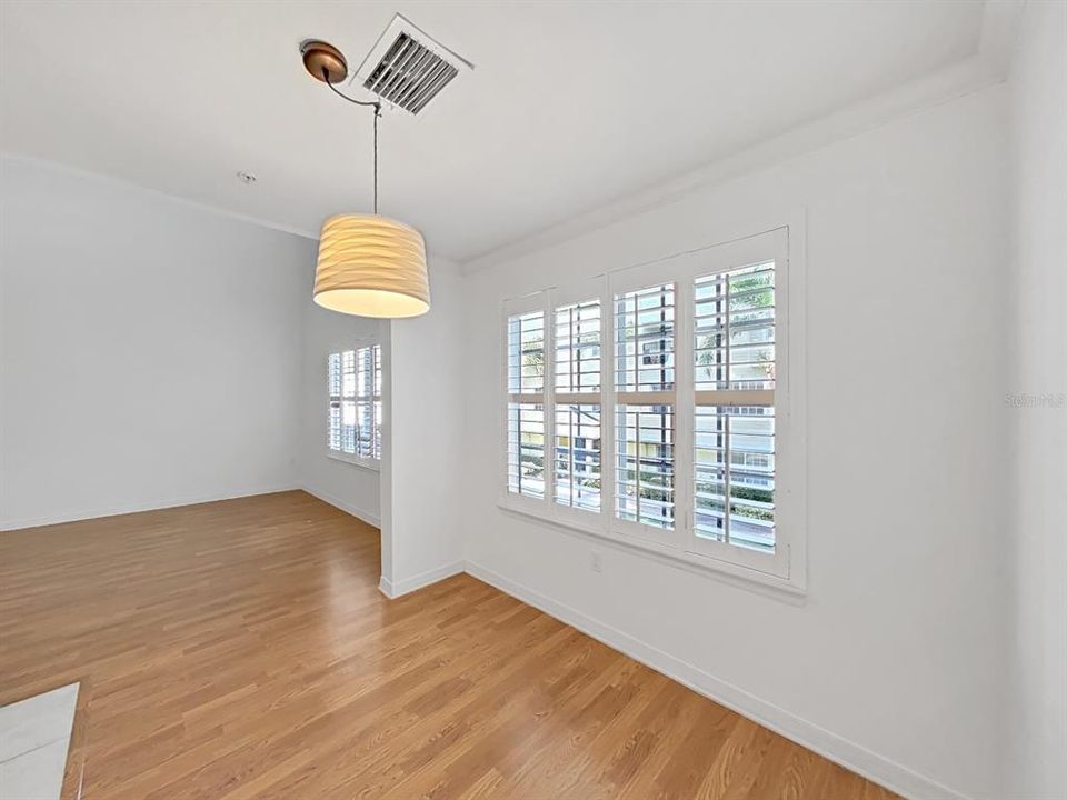 Под контрактом: $345,000 (3 спален, 3 ванн, 1961 Квадратных фут)