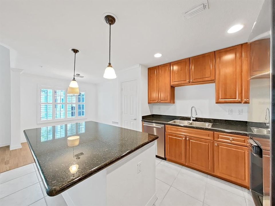 Под контрактом: $345,000 (3 спален, 3 ванн, 1961 Квадратных фут)