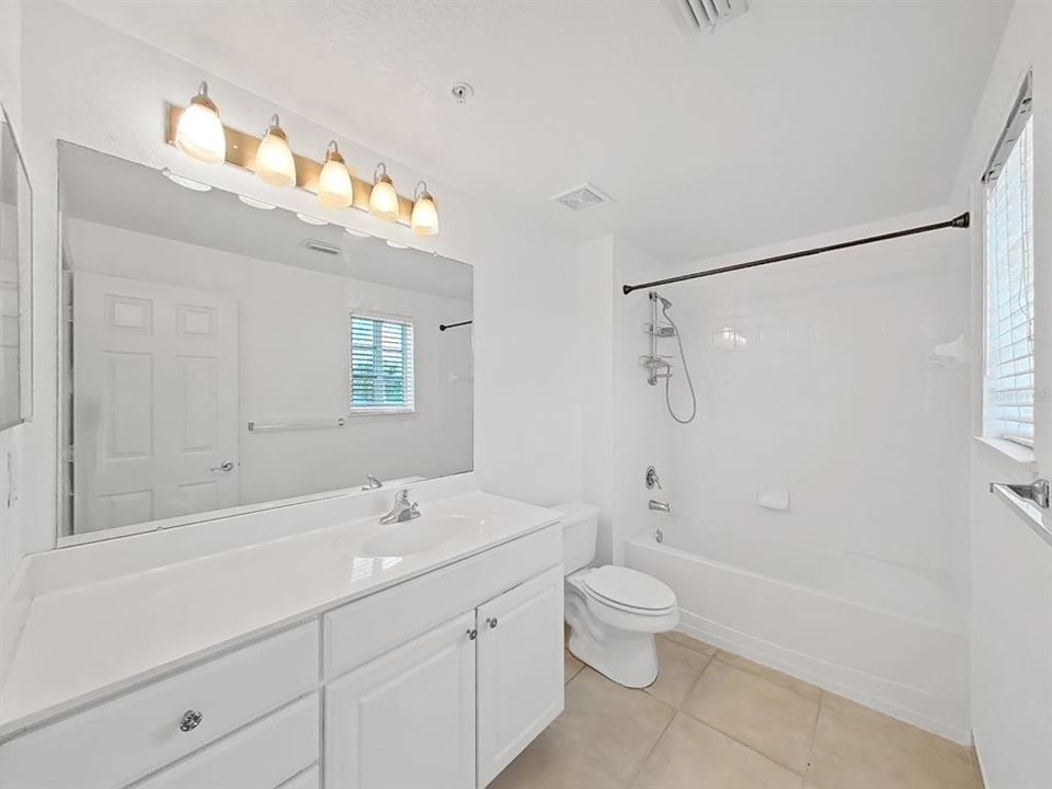 Под контрактом: $345,000 (3 спален, 3 ванн, 1961 Квадратных фут)